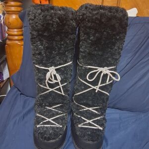 Cozy Black Fur Lace-Up Winter Boots